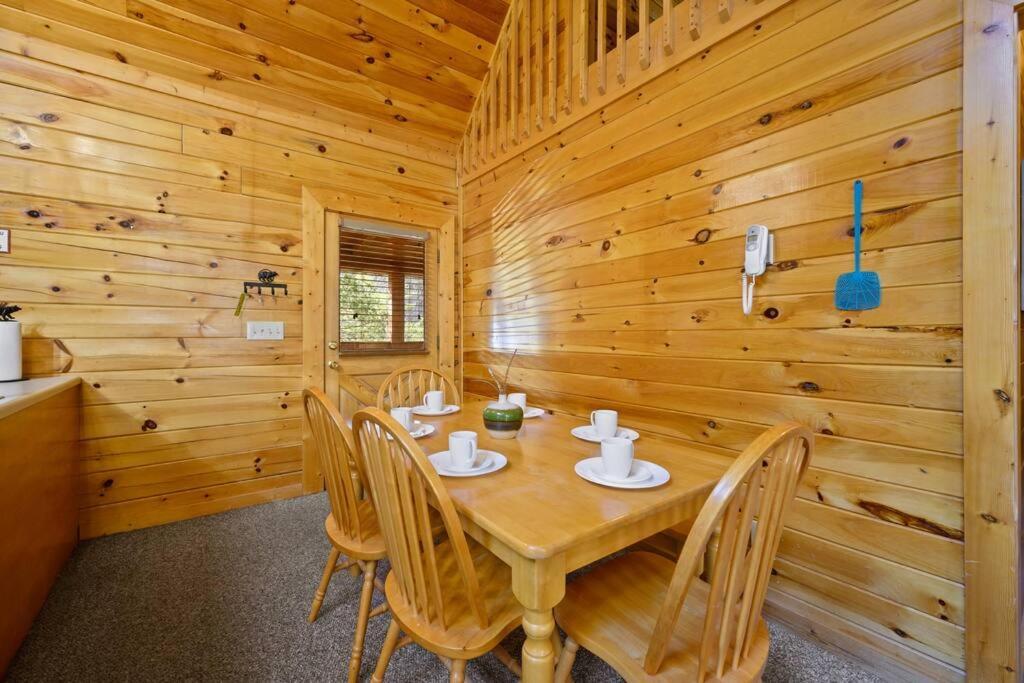 Beautiful 2 Bed Cabin With Hot Tub And Resort Pool Sevierville Luaran gambar