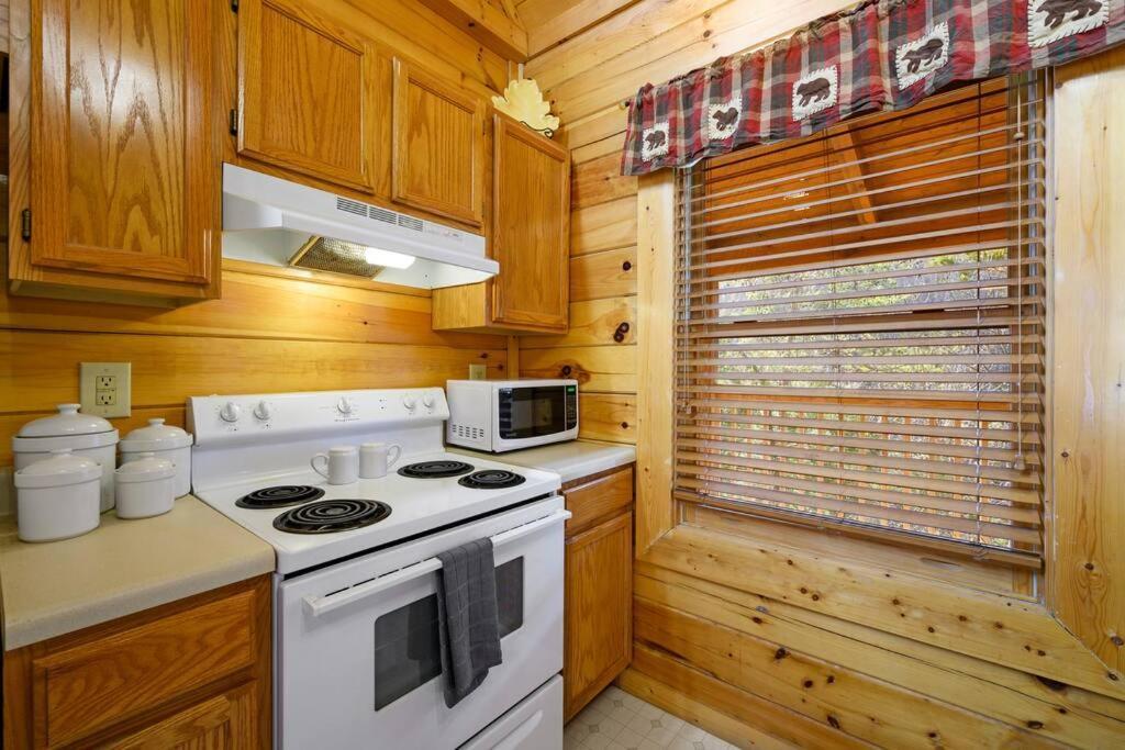 Beautiful 2 Bed Cabin With Hot Tub And Resort Pool Sevierville Luaran gambar