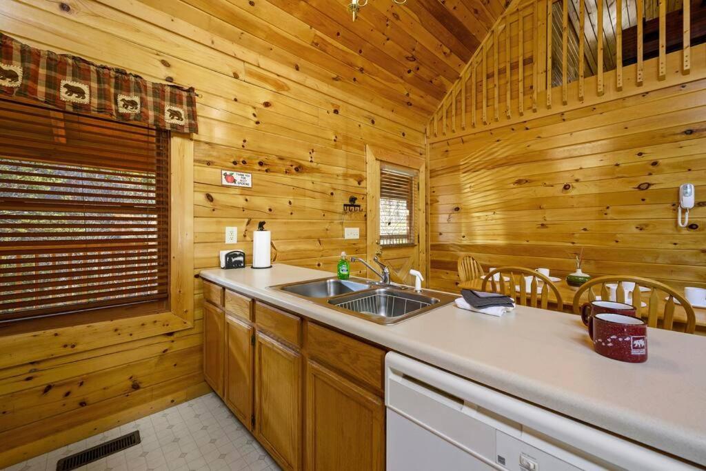 Beautiful 2 Bed Cabin With Hot Tub And Resort Pool Sevierville Luaran gambar