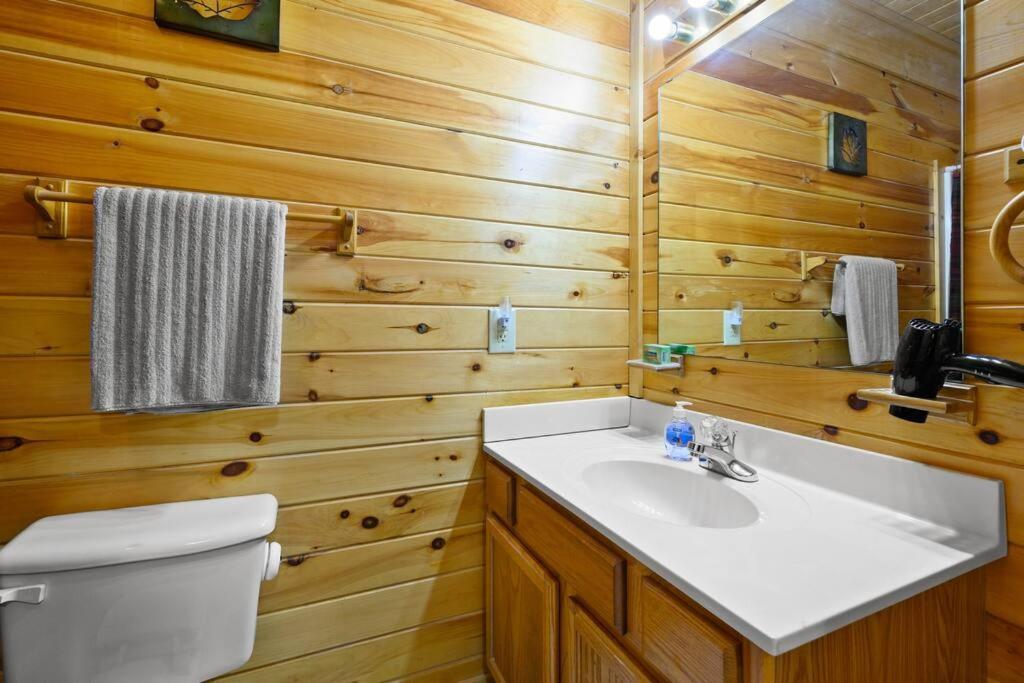 Beautiful 2 Bed Cabin With Hot Tub And Resort Pool Sevierville Luaran gambar