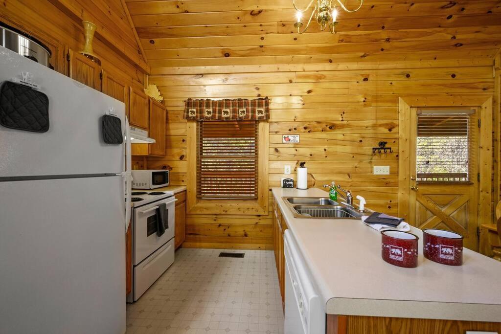 Beautiful 2 Bed Cabin With Hot Tub And Resort Pool Sevierville Luaran gambar
